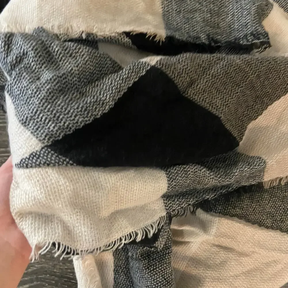 Old Navy Women's Black Plaid Flannel Blanket Scarf New with Tag